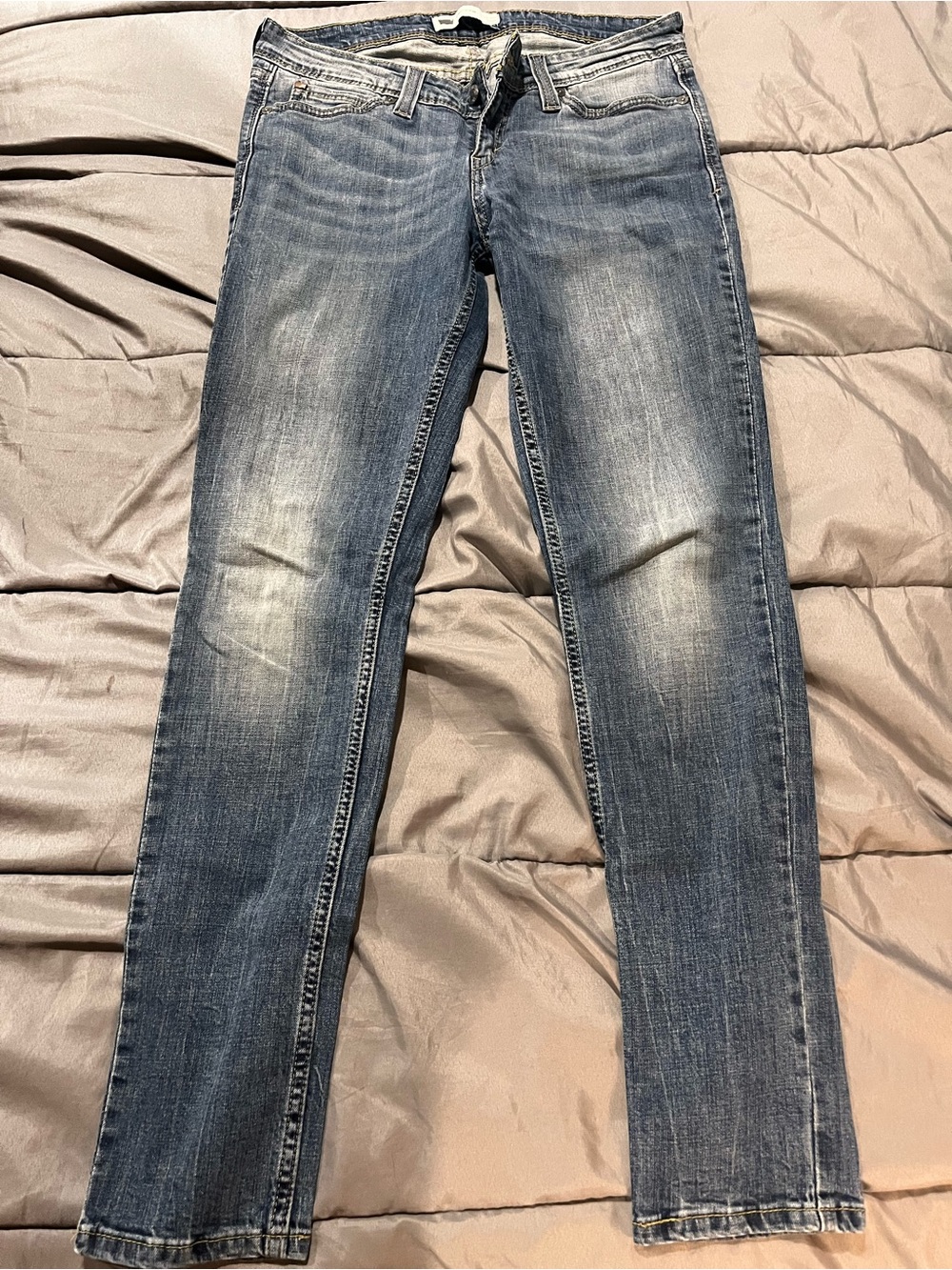 Levi's Women's Straight Leg Jeans in Faded Blue Wash